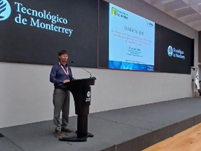 Imagen del profesor dando una charla Profesor Osma en Monterrey